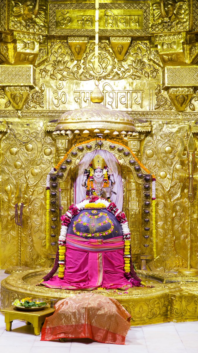 श्री सोमनाथ महादेव मंदिर,
प्रथम ज्योतिर्लिंग - गुजरात (सौराष्ट्र)
दिनांकः 27 नवम्बर 2023, कार्तिक शुक्ल पूर्णिमा -सोमवार 
मध्याह्न श्रृंगार 
11236490
#bhakti
#mahadevapp
#somnath
#shree_somnath_trust
#Somnath_Temple
#Pratham_Jyotirlinga