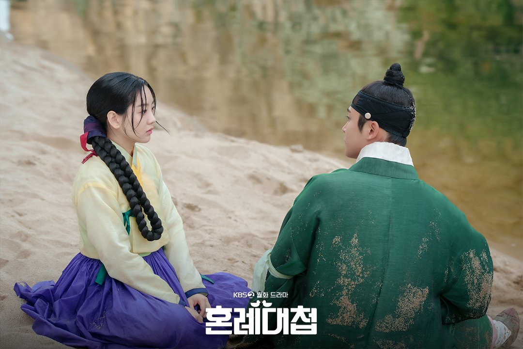 KBS_drama's tweet photo. [혼례대첩]

정우X순덕의 애달픈 감정을 확인하는 고군분투 구조 현장❣
정신이 든 정우는 아련한 눈빛으로 순덕을 바라보는데...˃̶͈̑◡˂̶͈̑

KBS2 월화드라마 [#혼례대첩]
매주 [월화] 밤 9시 45분

#TheMatchmakers #로운 #조이현 #박지영 #조한철 #이해영 #최희진 #정신혜 #박지원 #정보민 #허남준 https://t.co/X9n6JnKPiI