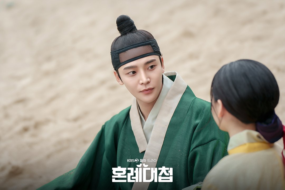 KBS_drama's tweet photo. [혼례대첩]

정우X순덕의 애달픈 감정을 확인하는 고군분투 구조 현장❣
정신이 든 정우는 아련한 눈빛으로 순덕을 바라보는데...˃̶͈̑◡˂̶͈̑

KBS2 월화드라마 [#혼례대첩]
매주 [월화] 밤 9시 45분

#TheMatchmakers #로운 #조이현 #박지영 #조한철 #이해영 #최희진 #정신혜 #박지원 #정보민 #허남준 https://t.co/X9n6JnKPiI
