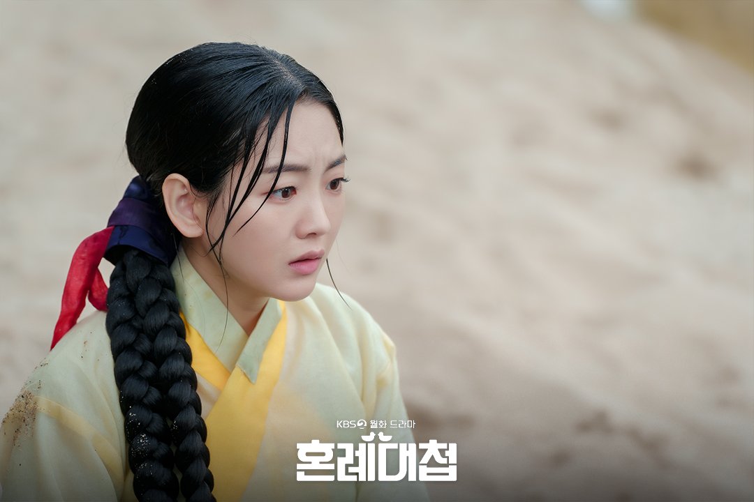 KBS_drama's tweet photo. [혼례대첩]

정우X순덕의 애달픈 감정을 확인하는 고군분투 구조 현장❣
정신이 든 정우는 아련한 눈빛으로 순덕을 바라보는데...˃̶͈̑◡˂̶͈̑

KBS2 월화드라마 [#혼례대첩]
매주 [월화] 밤 9시 45분

#TheMatchmakers #로운 #조이현 #박지영 #조한철 #이해영 #최희진 #정신혜 #박지원 #정보민 #허남준 https://t.co/X9n6JnKPiI