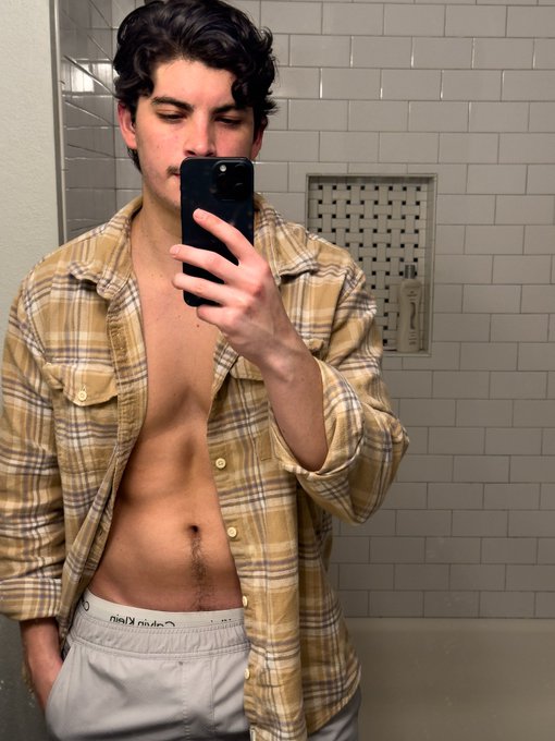 Bulk szn inching me closer to dad bod https://t.co/YyoM4YjK2j