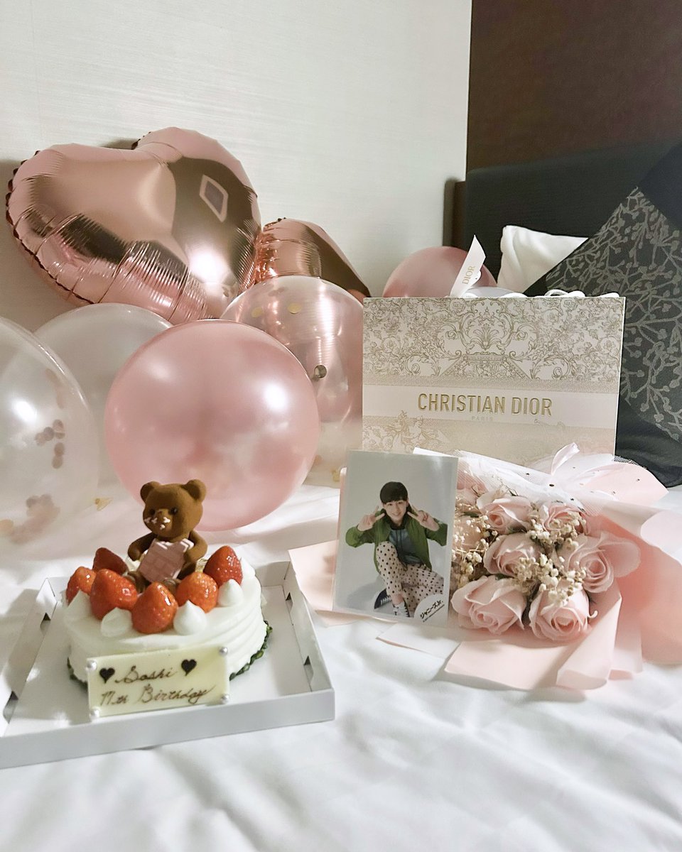 meltysoshi's tweet photo. #佐藤颯梓 くん17歳のお誕生日おめでとう❣️
今年は #すいよう部 で颯梓くんの姿が沢山見れるようになって嬉しかった🥹無所のうちに色んな色で祝っておこうと思って今年はピンクにしてみた🩷🪽来年もその先もずーっとお祝いしていきたいな✨颯梓くんにとって楽しい1年になりますように...🪄☆ https://t.co/ChjAq3yDKf