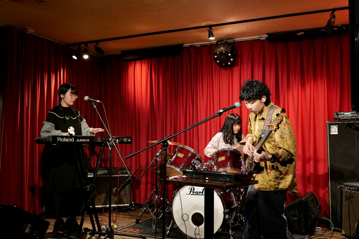 allypapa0629's tweet photo. 花園distanceを聴いたひとのコメントをざっとチェックしてみると、様々なアーティストを引き合いに出して、その印象を語ってる。Zappa、Holger Czukay、This Heat……
一方、『八』を聴いた自分的には、TipographicaとUnbeltipo ↓
#delorians #schedars #花園distance https://t.co/EQR6Rjb176