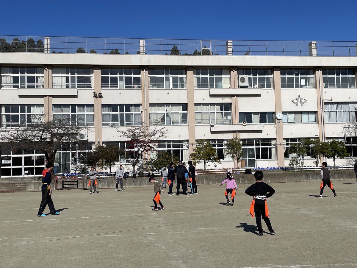 SNDthunders's tweet image. 【11/26 活動報告】
今期イチ？の寒さの中、小学校向けの体験会を実施しました！
みなさんはほぼ初めての競技で戸惑った部分はあると思いますが、最後は子供vs大人のゲームができました🏈

※顔判別ができない写真を使っておりますがよろしくない場合はご連絡くださいm(_ _)m

#フラッグフットボール