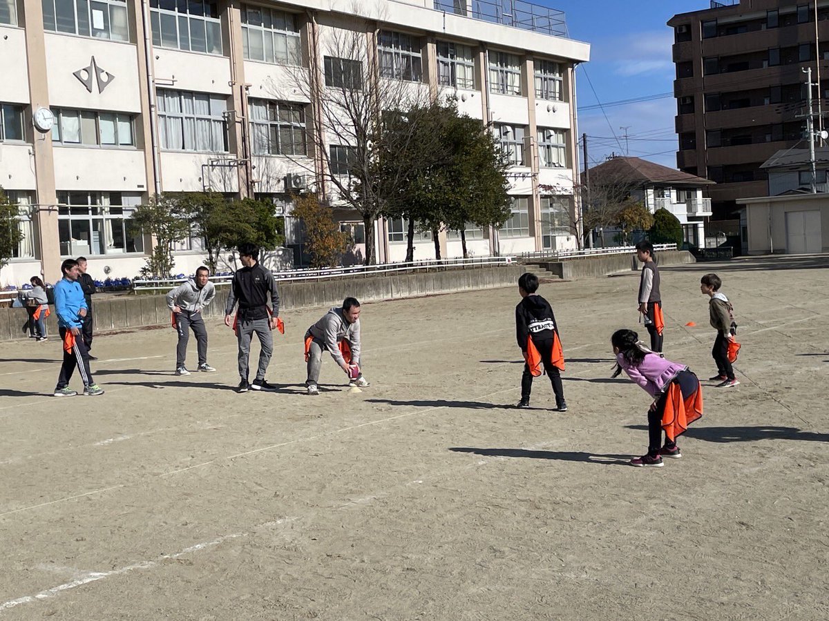 SNDthunders's tweet image. 【11/26 活動報告】
今期イチ？の寒さの中、小学校向けの体験会を実施しました！
みなさんはほぼ初めての競技で戸惑った部分はあると思いますが、最後は子供vs大人のゲームができました🏈

※顔判別ができない写真を使っておりますがよろしくない場合はご連絡くださいm(_ _)m

#フラッグフットボール