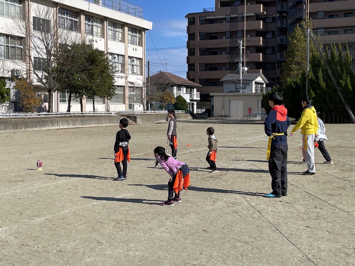 SNDthunders's tweet image. 【11/26 活動報告】
今期イチ？の寒さの中、小学校向けの体験会を実施しました！
みなさんはほぼ初めての競技で戸惑った部分はあると思いますが、最後は子供vs大人のゲームができました🏈

※顔判別ができない写真を使っておりますがよろしくない場合はご連絡くださいm(_ _)m

#フラッグフットボール