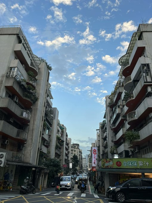 青い空と白い雲の下の街です