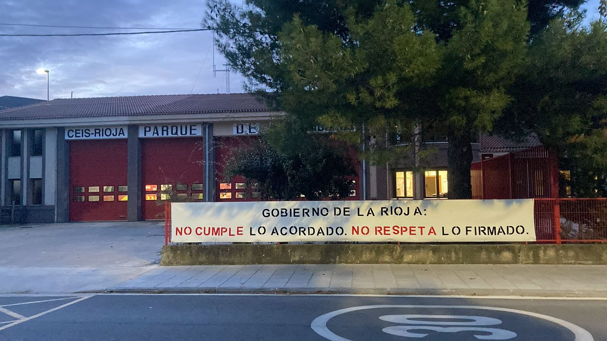 🚨🚒🚨
Así amanecen hoy los cuatro parques de bomberos del CEIS Rioja: El Gobierno de La Rioja NO cumple lo acordado NO respeta lo firmado.
María Martín, Consejera de <a href="/riojasalud/">Riojasalud.es</a> del <a href="/lariojaorg/">Gobierno de La Rioja</a> y Presidenta del CEIS Rioja tiene que reconducir esta situación de manera urgente...