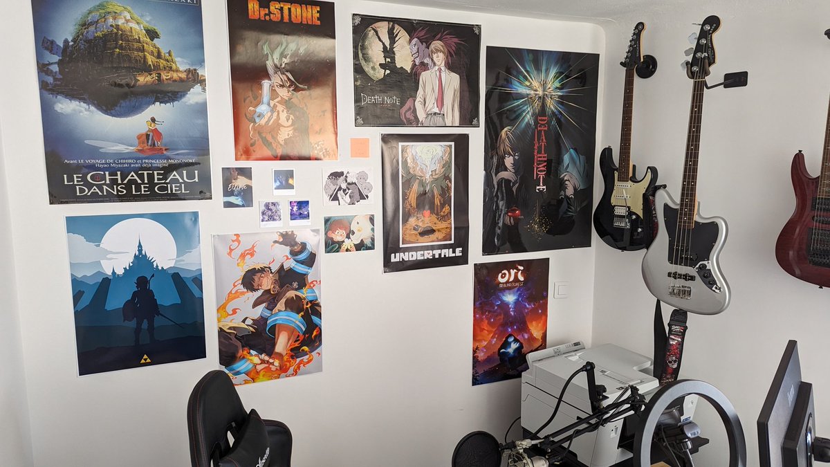 SticmacGamedev's tweet photo. Le retour des posters ! 😁 Ça apporte vraiment quelque chose derrière mon bureau je suis assez content !
#déco #deco #bureau #decobureau #posters #geek #decogeek #manga #ghibli #deathnote #drstone #ori #zelda #dunklayth #edo #steelscars https://t.co/viYbd16DFx