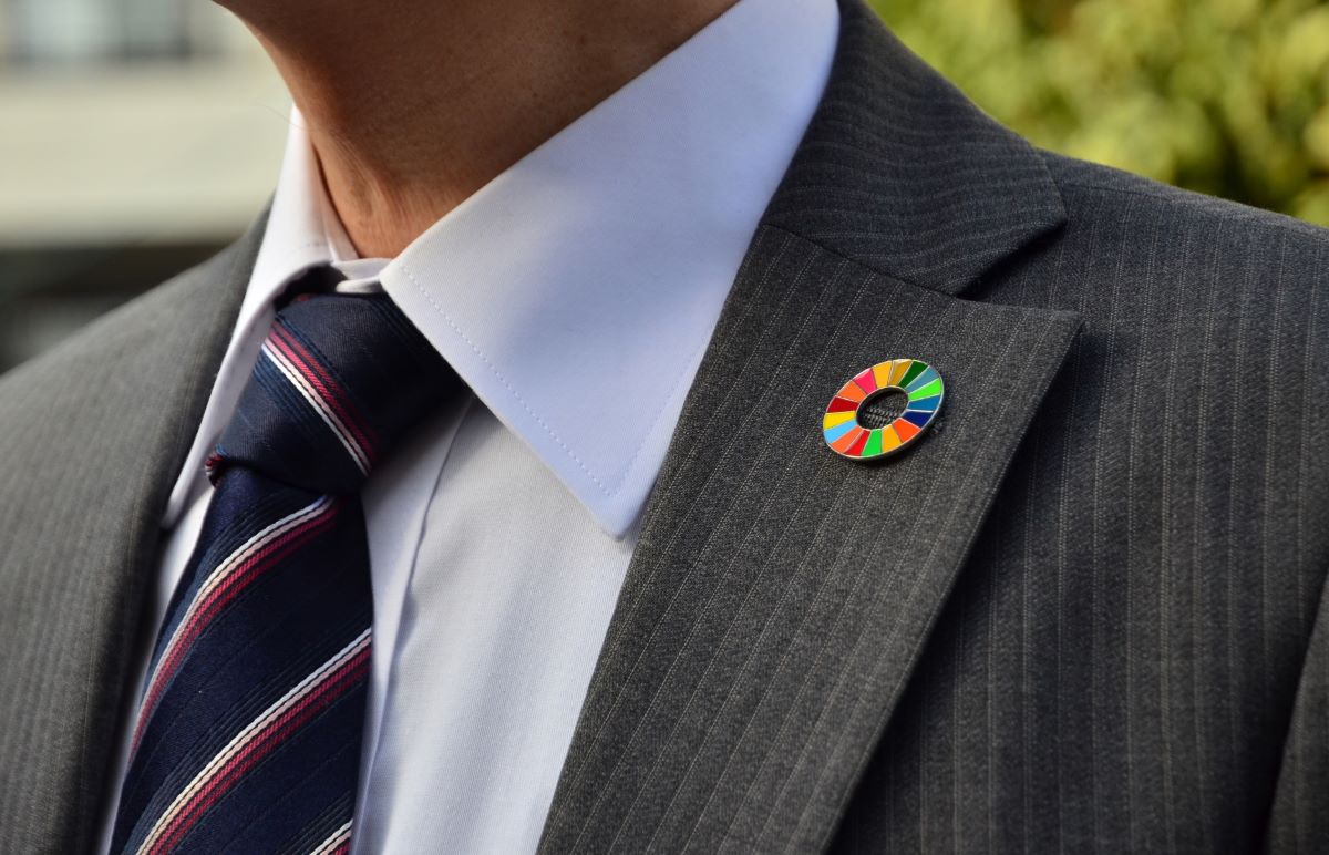 UmLc9BcmFs10891's tweet image. 取引先のスーツを見てこれが目に入った瞬間……今後の付き合い方を考えてしまう。