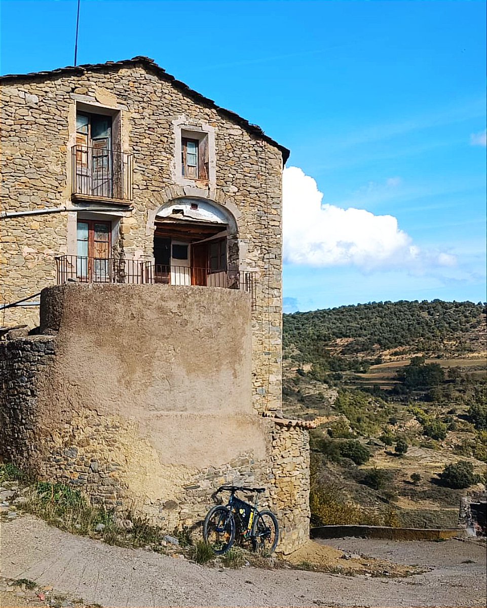 montsecloop's tweet photo. Claramunt 
📸 @rokiluco 

De Claramunt la gente se marchó hace ya varias décadas. En el 1900 llegó a tener 79 hab. De entre las viviendas destacaba  casa Vilafranca con sus grandes balconadas abiertas en su fachada sur. 

Vas a pasar por este punto si haces el Terreta Loop. https://t.co/IKfSmMJUsr