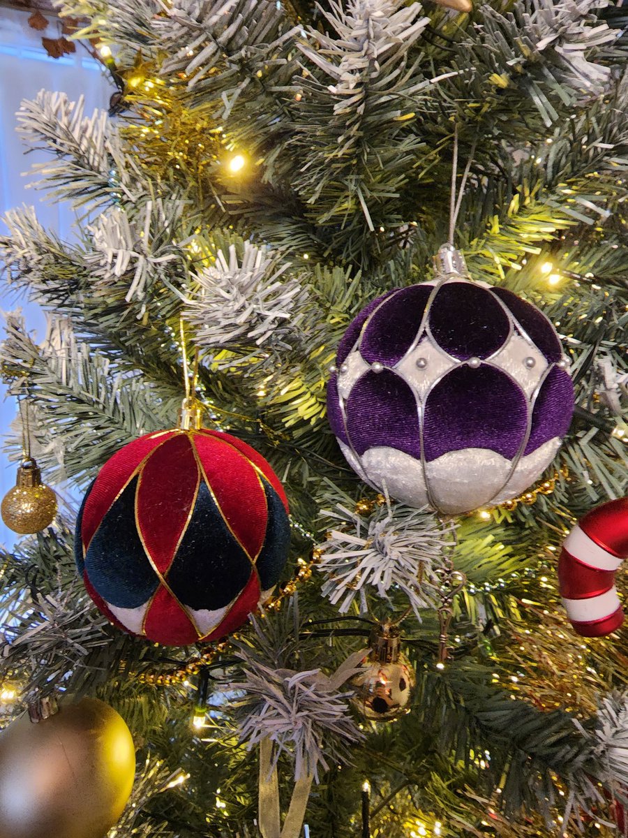 Karnasas's tweet photo. Pearl and I decided to get festive and make some decorations! Can you guess whose is whose? 😁 https://t.co/6dDLyiVbth