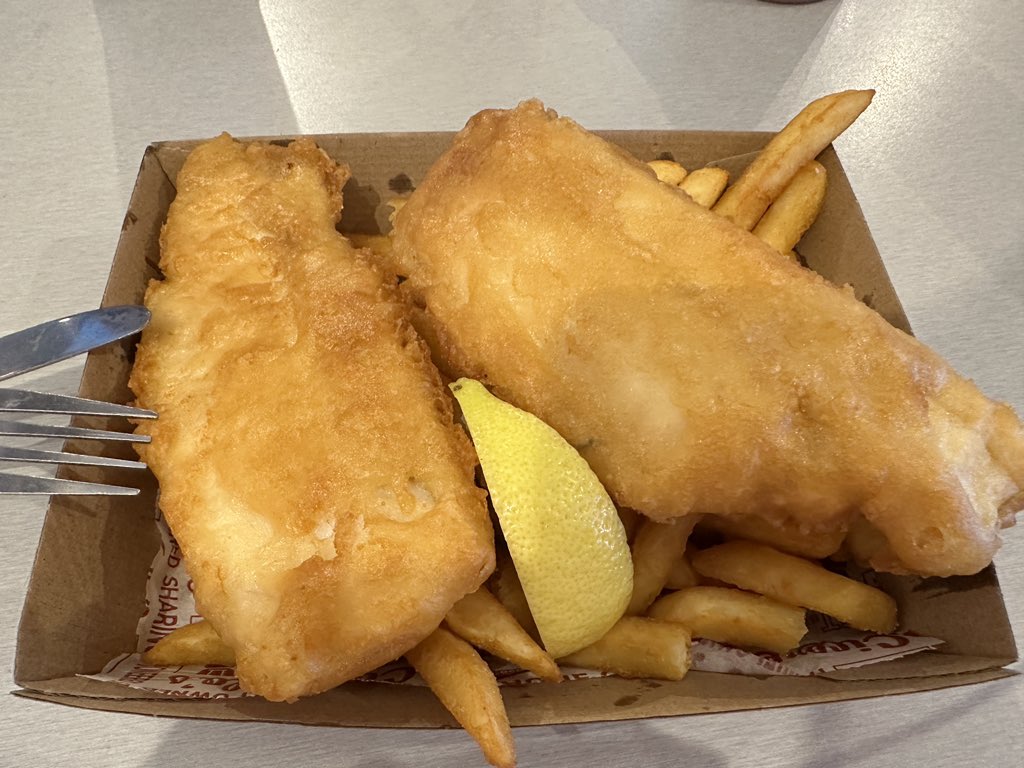 今日のオーストラリア 🇦🇺パースでのランチは、フリーマントルのフィッシングポートハーバーで「フィッシュ&チップス」。州内で1番美味しいと書いてありますが、1番かは別にして美味しかったです。19.75 オーストラリアドル（約2000円）でした。