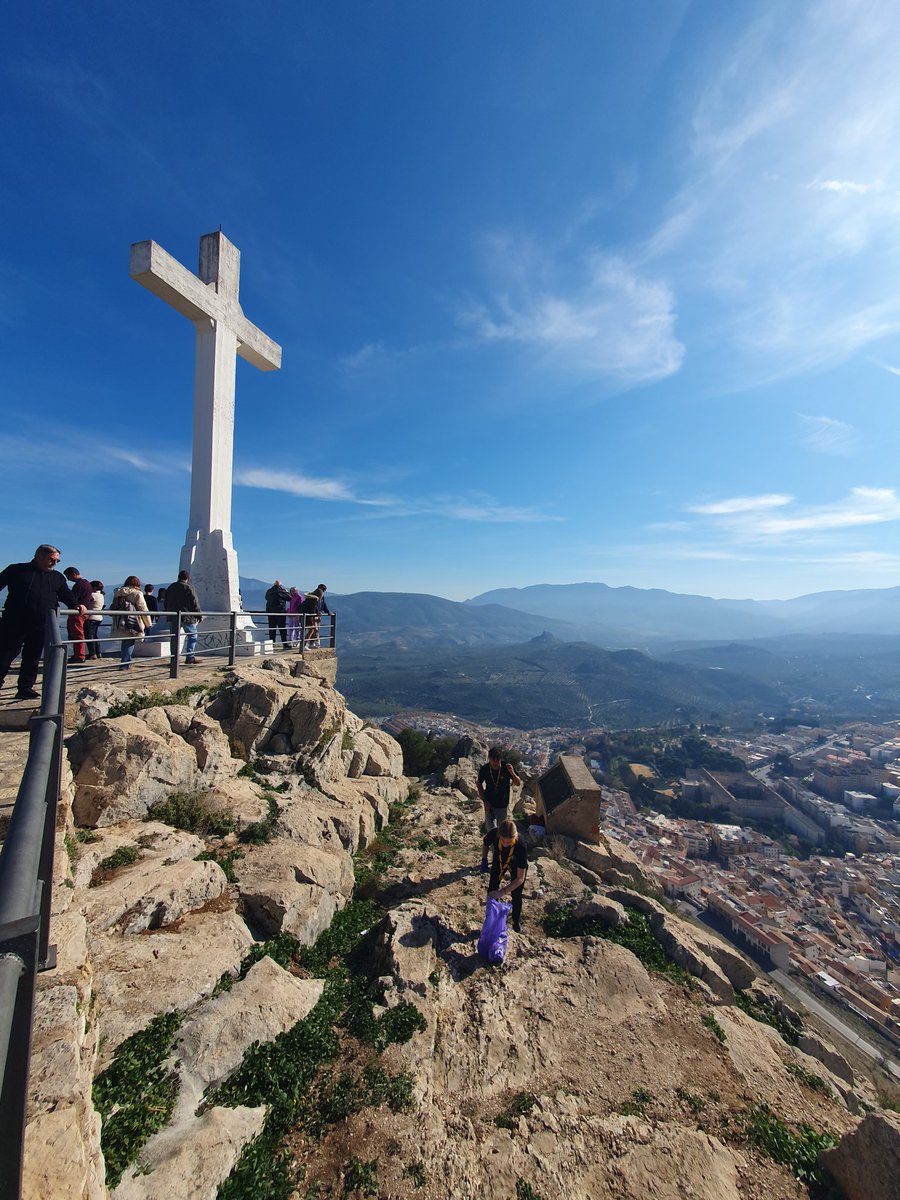 cuentaquinte's tweet photo. ¿De verdad es necesario voluntarios para limpiar los alrededores del #castillodejaen? ¡Gente guarra! https://t.co/bYAv5NJZ09