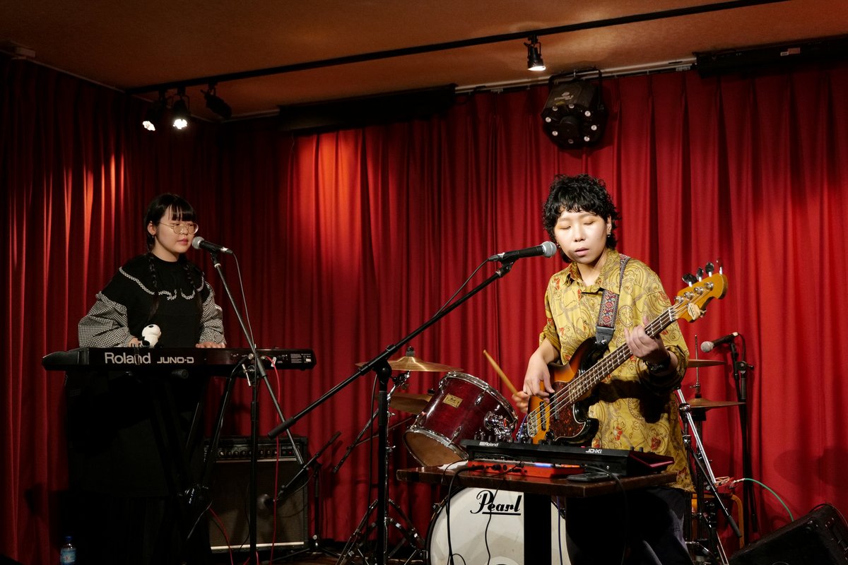 allypapa0629's tweet photo. アルバムを聴いていただけでは判らなかったのだけど、この可愛さや緩さという要素はぴサスさんに負うところが大きいのかも。パンダのぬいぐるみ(?)で、鍵盤叩いてるの😅↓
#delorians #schedars #花園distance https://t.co/OHUjQwdgyU