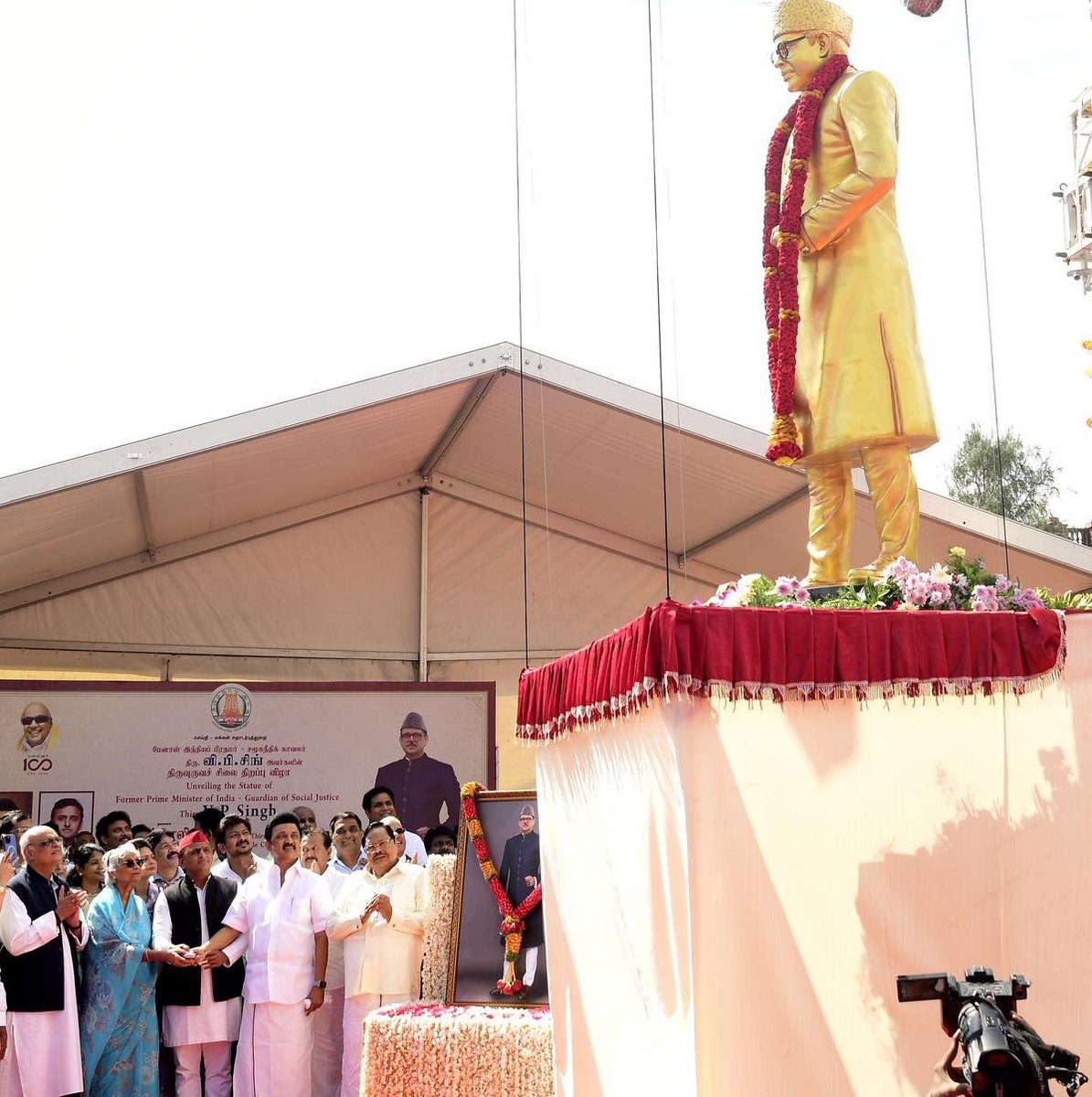 AdrijaManjari's tweet photo. A warm thank you to CM @mkstalin for inaugurating a statue of baba, #VPSingh, in #TamilNadu today. One leader recognising another, both devoted to their people and connecting with people continues to inspire all of us. I also want to thank @yadavakhilesh for his support too. 🙏🏻 https://t.co/7UceLXuyvv