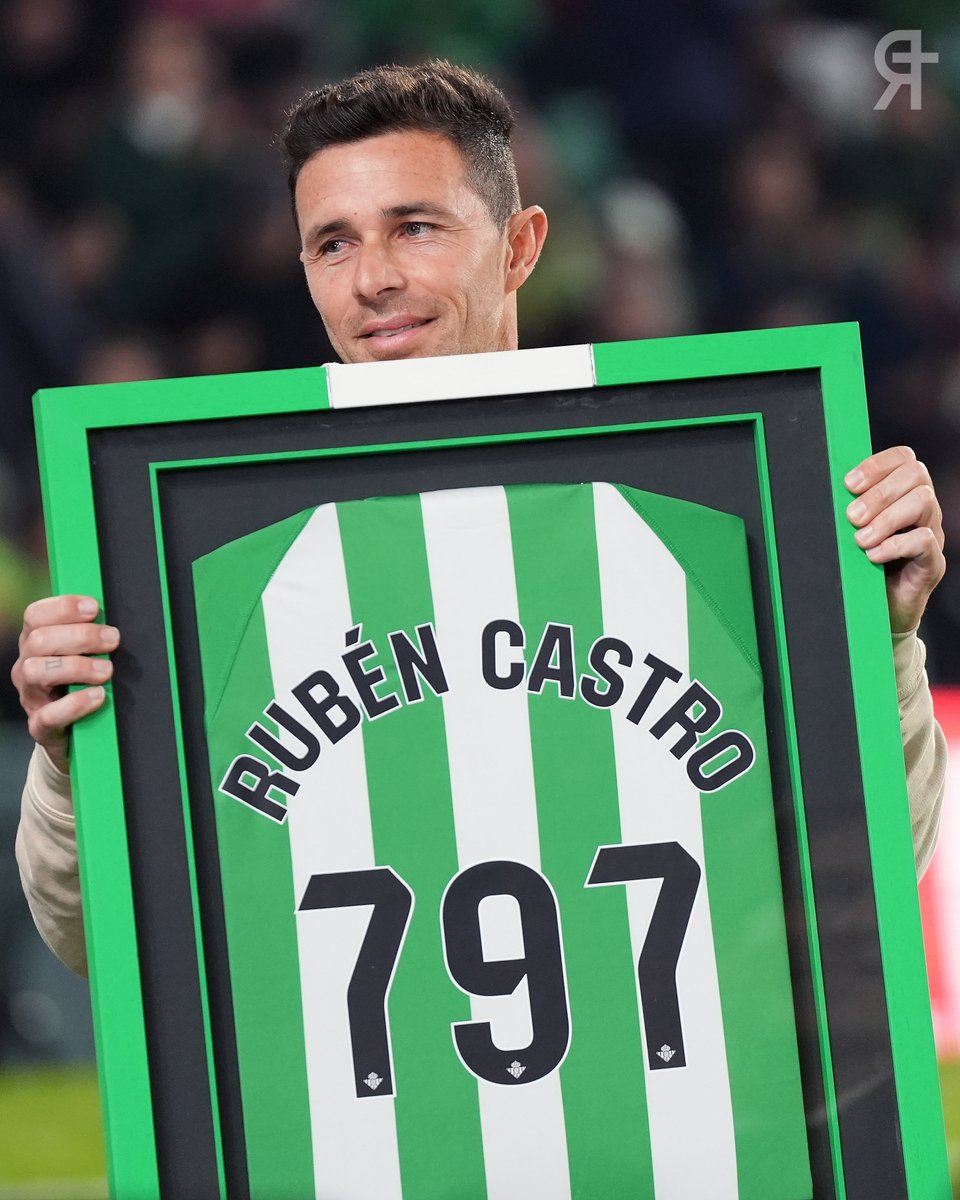 RToruiz's tweet photo. La felicidad que da volver a pisar tu casa. Sin duda, el jugador más importante de la historia del #Betis. Don Rubén Castro.

©️ Rafael Toro https://t.co/X5apmRhfrU
