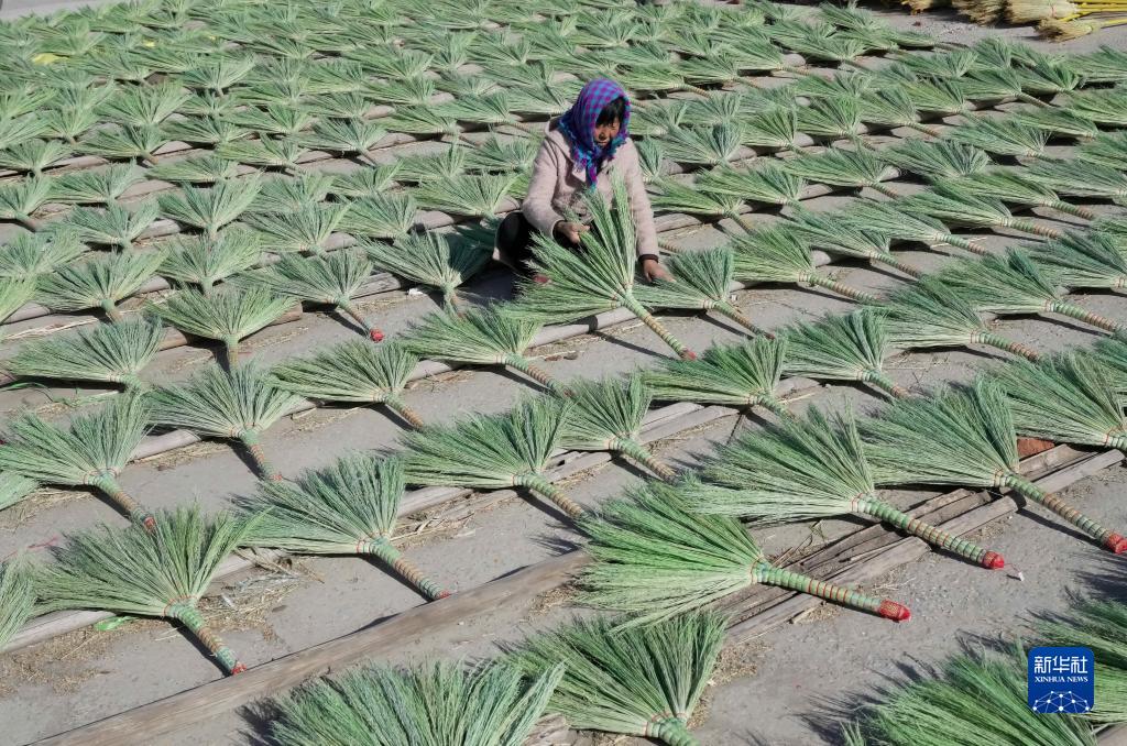 PuebloEnLnea's tweet photo. La artesanía tradicional de fabricación de #escobas fomenta una industria especializada que aporta riqueza y prosperidad a los artesanos de Tangshan en #Hebei de China. La ciudad produce más de 2,8 millones de escobas cada año, que se exportan a mercados extranjeros. https://t.co/X34Pvswk1y