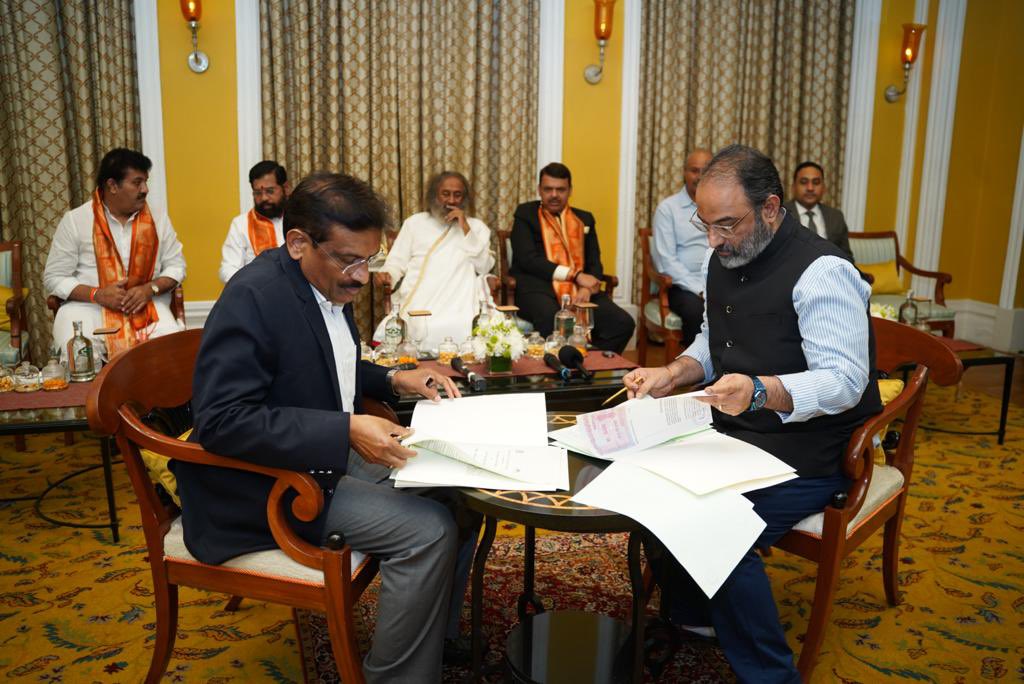 With a goal to solve the water crisis in Maharashtra & help farmers become debt-free and self-reliant, the @ArtofLiving signed MOUs with the Govt. of Maharashtra to implement natural farming practices on 13 lakh hectares of farmland & to launch the ‘Jal Yukta Shivir 2.0’ in 24