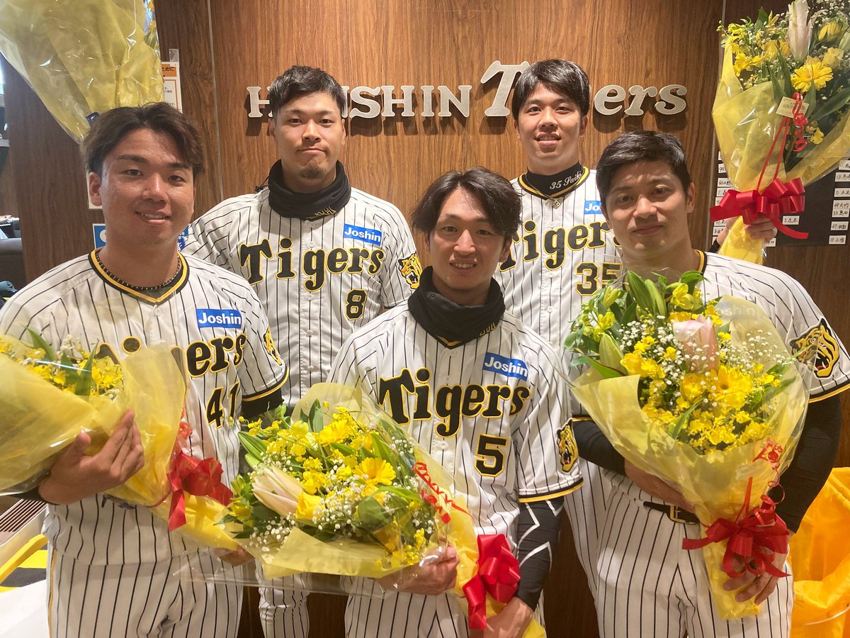 TigersDreamlink's tweet photo. 兵庫県出身の選手たちが、尼崎市・西宮市のみなさんに優勝報告会を行いました！
#近本光司 選手 #淡路市 出身
#坂本誠志郎 選手 #養父市 出身
#佐藤輝明 選手 #西宮市 出身
#才木浩人 選手 #神戸市 出身
#村上頌樹 選手 #南あわじ市 出身
#阪神タイガース
#尼崎市 #西宮市 
#優勝報告会 https://t.co/IsSOJRMijy