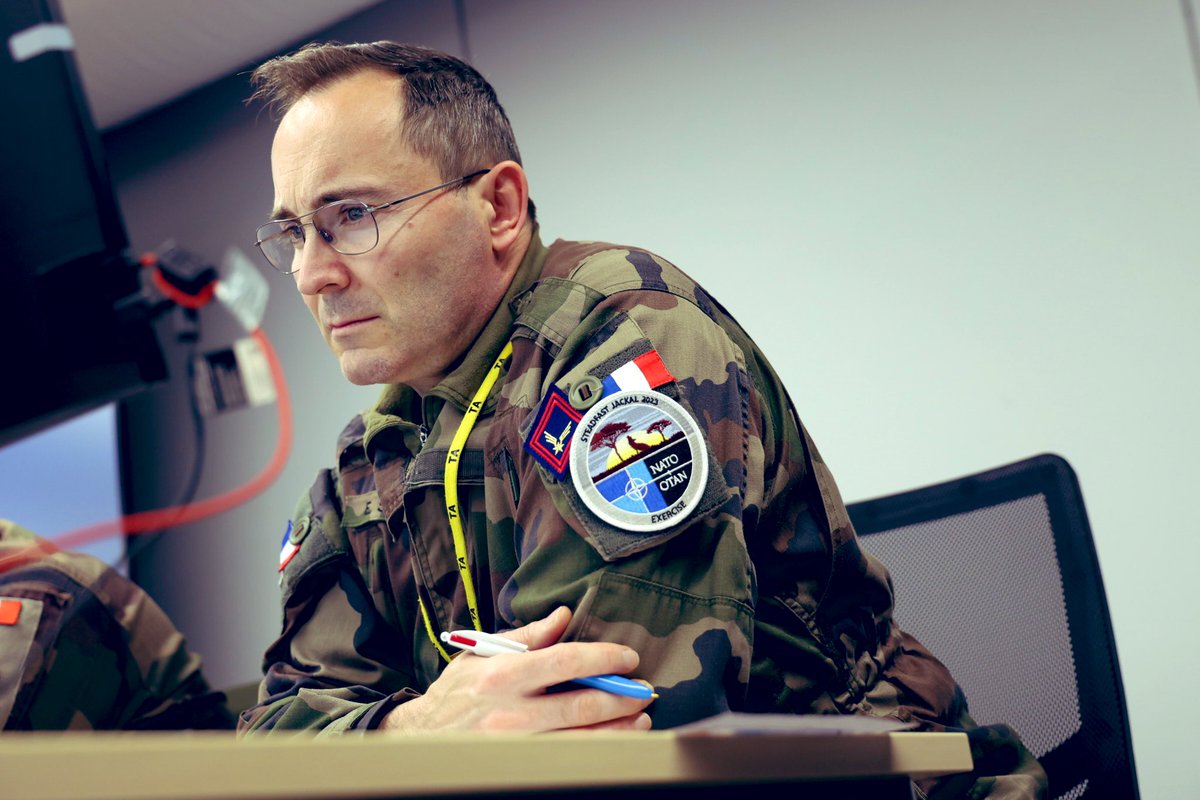 DFBrigade's tweet photo. 🇫🇷 #STJA23 continue sa montée en puissance.
Grace au scenario stratégique fictif à 360 degrés proposé par le Joint Warfare Centre Sous le commandement de l’ Eurocorps , la brigade franco-allemande se prépare à mener des opérations combinées et #interarmees . https://t.co/t4BWG60usU