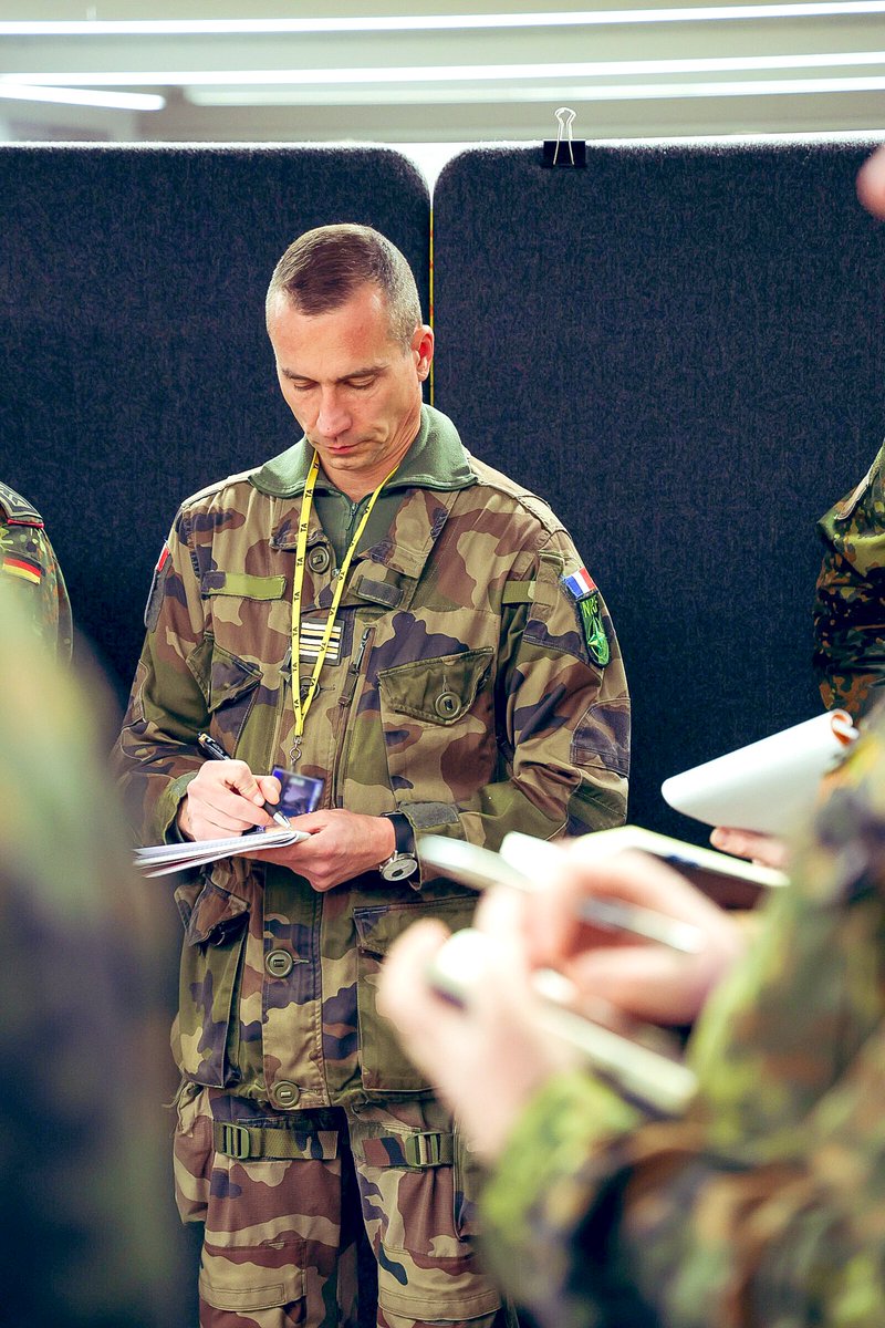 DFBrigade's tweet photo. 🇫🇷 #STJA23 continue sa montée en puissance.
Grace au scenario stratégique fictif à 360 degrés proposé par le Joint Warfare Centre Sous le commandement de l’ Eurocorps , la brigade franco-allemande se prépare à mener des opérations combinées et #interarmees . https://t.co/t4BWG60usU