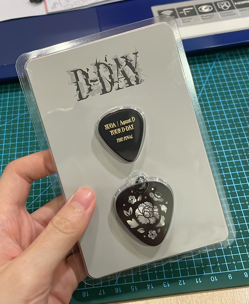 kpopmarketmy's tweet photo. WTS 

DDAY THE FINAL guitar pick set 
RM70 including postage to WM 
#pasarbts #pasarbtsmy #myarmyjual https://t.co/EAkoGa2mle