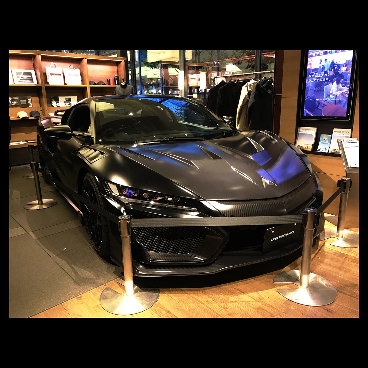 shinyalav's tweet photo. HONDA NSX
カスタマイズブランドの
ARTA MECHANICSさんが手掛けたNSXの
カスタム版!
代官山蔦屋書店さんにて展示されてました!
ちなみにこの書店、迷宮感があってワクワク。
一日中いられるね!
#Artamechanics
#nsx
#Honda
#蔦屋書店 https://t.co/RQAIH956mh