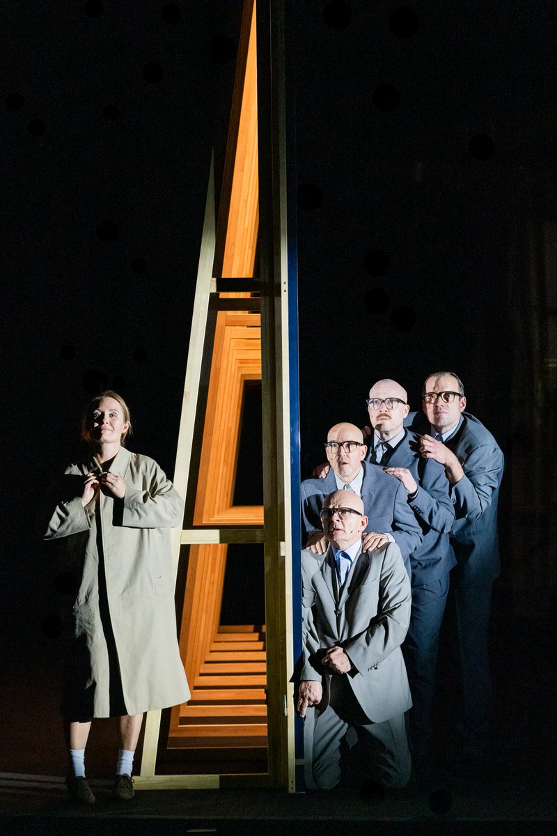 blnensemble's tweet photo. wir starten in eine doppelte Premierenwoche mit den Uraufführungen "Mutti was machst du da?" im Neuen Haus und "Chronik der Revolution" im Rahmen von WORX. daneben stehen diese Woche u.a. "1984" und "Fremder als der Mond" auf dem Spielplan. #BEmutti #BErevolution #BE1984 #BEmond https://t.co/vdojWHBBMh