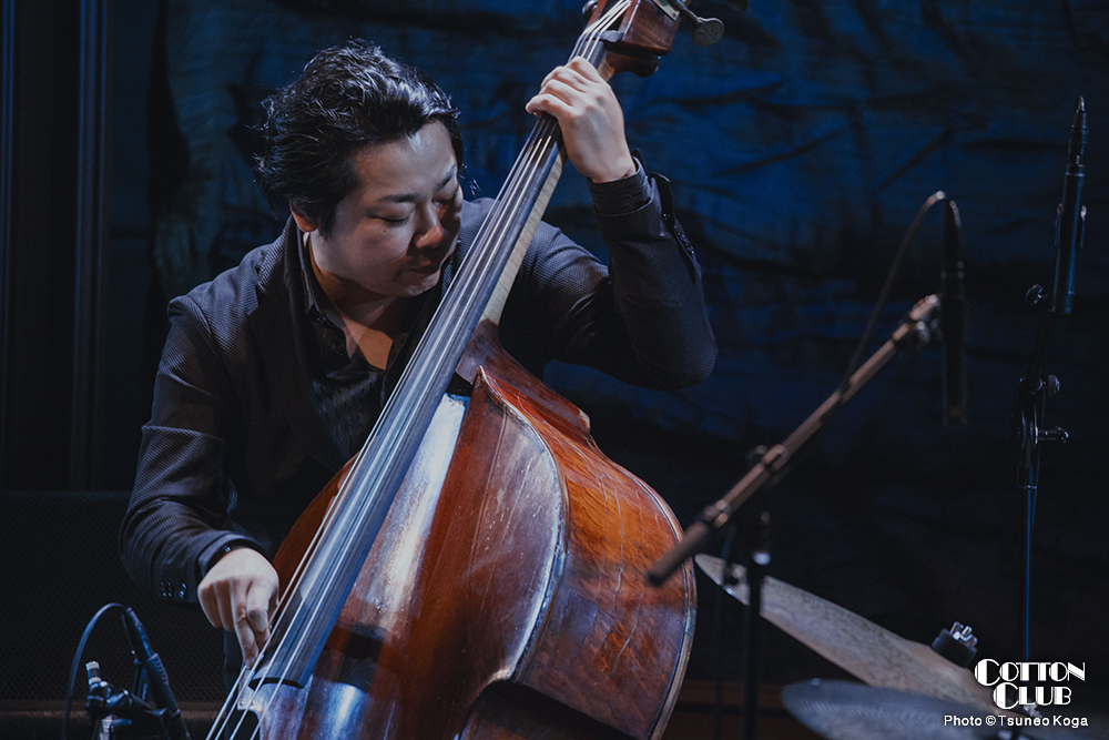 cottonclubjapan's tweet photo. 【LIVE PHOTO】
JESSE VAN RULLER TRIO
with SEBASTIAAN KAPTEIN & SATSUKI KUSUI
- Japan Tour 2023 -
supported by Westville Guitars
(2023 11.21 tue.) photo by Tsuneo Koga
#JessevanRuller (g)
#SebastiaanKaptein (ds)
#SatsukiKusui (b)
写真はコチラから▶︎ https://t.co/ek2trQTkAh https://t.co/Xg4jOvA290