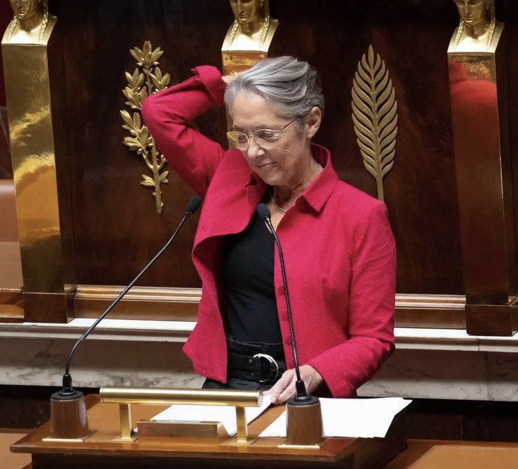 f_philippot's tweet photo. Elisabeth #Borne vient de déclencher le 19è 49-3 du mandat, et le deuxième en moins d’une semaine !
Et pas sur un petit texte : la Santé, la Sécurité sociale…le plus gros budget de la nation !

➡️ Les « oppositions » annoncent déjà qu’elles ne se mettront pas d’accord pour voter une #MotionDeCensure, évidemment ! Il y a un Pacte tacite entre ces fausses oppositions et la macronie ! Se partager le gâteau, les postes et le fric !

Dans ces conditions on peut fermer cette Assemblée nationale qui ne fait en RIEN son boulot ! On fera des économies !