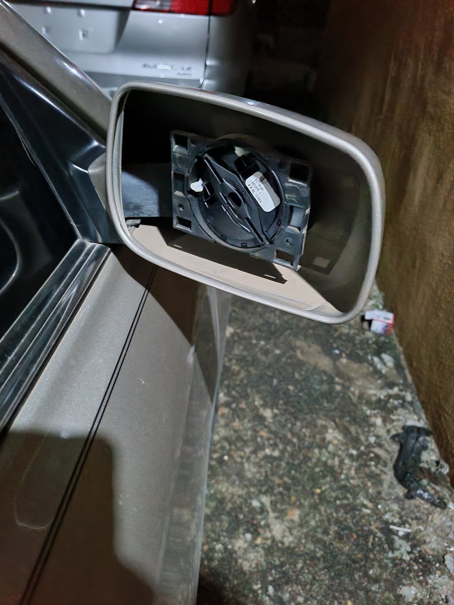 MIDECOKERcfr's tweet photo. @Federal_Palace ...This is what the touts at your car park did to my Car earlier this morning at #laffmattaz with bros @gbengaadeyinka...Came out after the  show only to see my side mirror gone.... @Federal_Palace @Federal_Palace @Federal_Palace @Federal_Palace

PLEASE RT 🙏 https://t.co/uzmso9N7wR