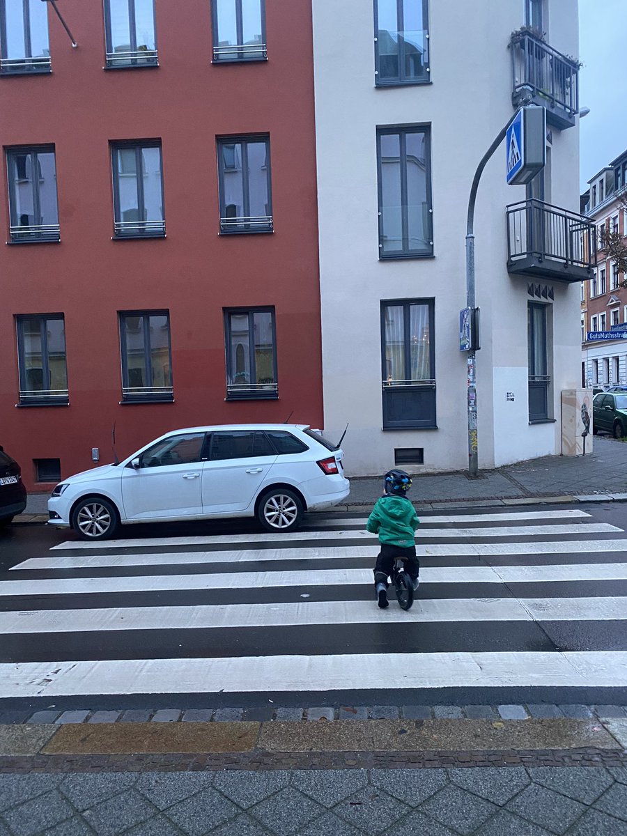 Zebrastreifen mit 4 Rädern tweet media