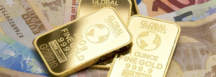 ecn_en's tweet photo. Gold ended the week above $2000

Last week gold finished above $2000 per troy ounce. Quotes showed growth for the second week in a row against the backdrop of falling dollar exchange rate, which is declining due to the expectations of players to soften monetary policy of the Federal Reserve System. Market participants believe that the regulator will end the cycle of raising the key rate and will begin to reduce it by May next year, writes https://t.co/TLw6oB962J.

The fall in the dollar index continued for the second week in a row. Its weakening last week, for which it lost 0.4%, contributed to the weak economic statistics on the U.S. economy. According to the assessment of the chief market strategist of Blue Line Futures Philip Streibl, which is reported https://t.co/TLw6oB962J, such results increase the likelihood that the Federal Reserve will take a softer course. And this, in turn, could be a favorable factor for gold next year.

Commerzbank called last week's statistical data disappointing and expects a rate cut by next summer - then, in its opinion, gold will permanently fix above $2000.