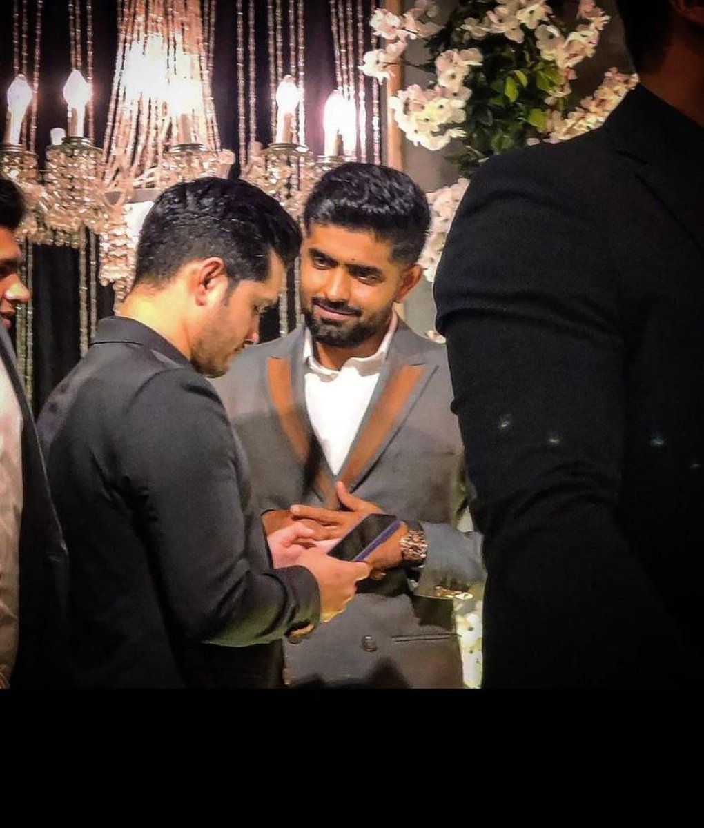 Muqadasali56's tweet photo. find yourself someone who look at you like BABAR is looking at safeer😩❤️
.
.
#BabarAzam𓃵 #safeerazam https://t.co/A8KEFmbLdP