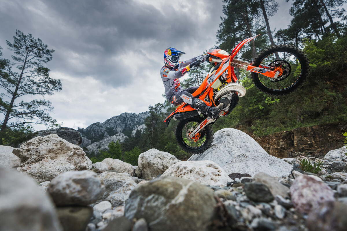 ktm_japan's tweet photo. 1992年の登場以来、KTM EXCシリーズはエンデューロ界に革命を起こし続けています。
MY2024では、新たにハードエンデューロ専用モデルとして #KTM300EXCHARDENDURO が登場します。

https://t.co/PM7kmLnE4h

#KTM
#KTMJ
#ReadyToRace https://t.co/pSyh3feUad