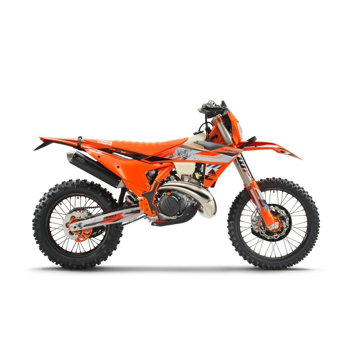ktm_japan's tweet photo. 1992年の登場以来、KTM EXCシリーズはエンデューロ界に革命を起こし続けています。
MY2024では、新たにハードエンデューロ専用モデルとして #KTM300EXCHARDENDURO が登場します。

https://t.co/PM7kmLnE4h

#KTM
#KTMJ
#ReadyToRace https://t.co/pSyh3feUad