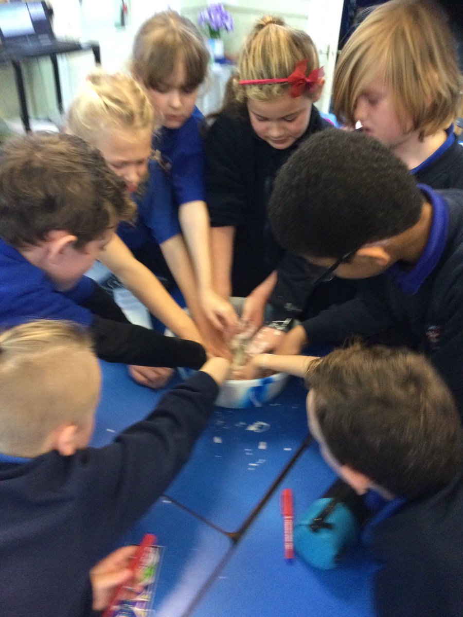 MissCorrySTM's tweet photo. Science fun! We love experiments in year 3/4. #ScienceSTM https://t.co/NIzLHvUhqf