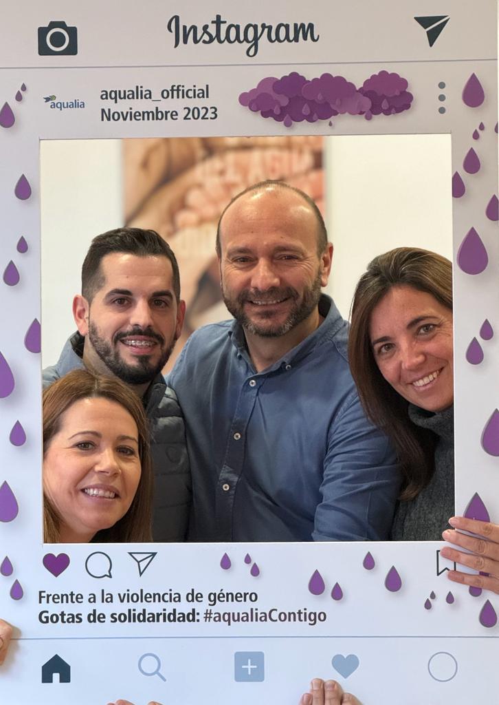 aqualia's tweet photo. Nos siguen llegando fotos y más fotos🤳de todos los compañeros que han querido sumar sus #GotasdeSolidaridad💧en la última campaña de #Aqualia contra la #ViolenciadeGénero en la página web https://t.co/RyrtALup6j. 👏GRACIAS a todos por vuestra participación https://t.co/LVTSXQWZkL