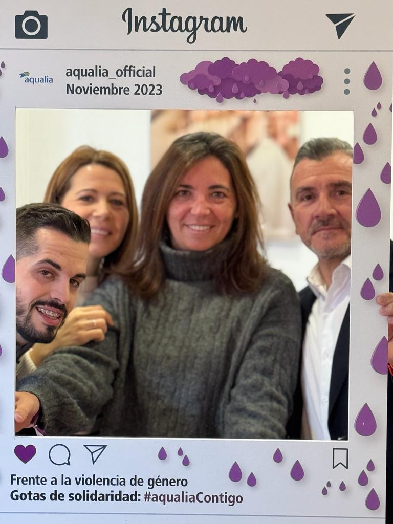 aqualia's tweet photo. Nos siguen llegando fotos y más fotos🤳de todos los compañeros que han querido sumar sus #GotasdeSolidaridad💧en la última campaña de #Aqualia contra la #ViolenciadeGénero en la página web https://t.co/RyrtALup6j. 👏GRACIAS a todos por vuestra participación https://t.co/LVTSXQWZkL