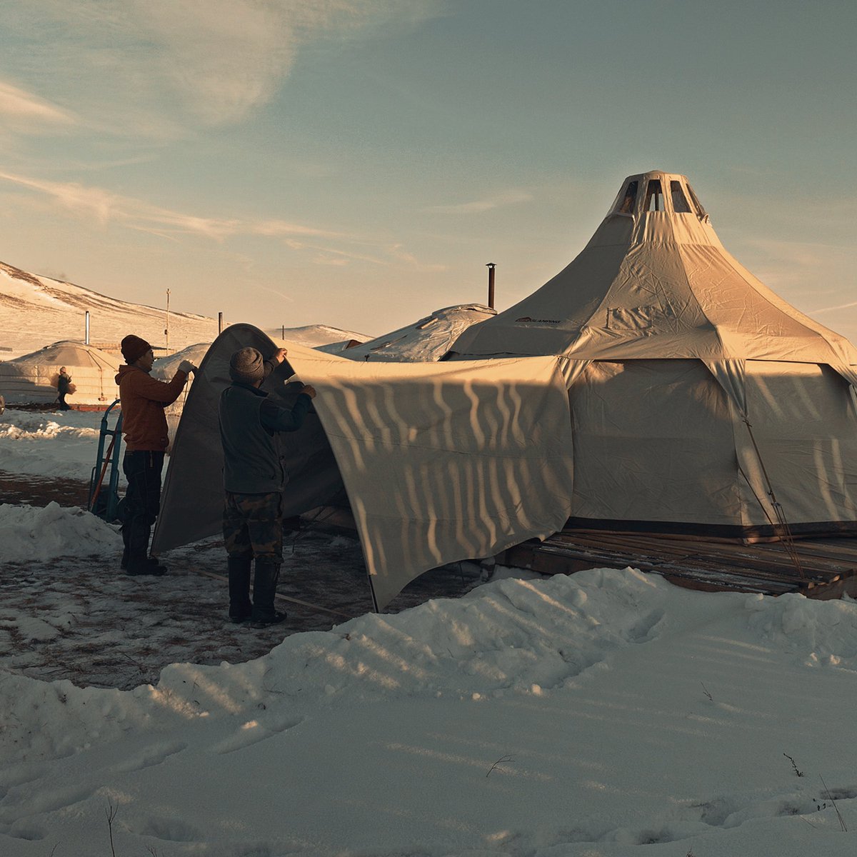 Camp_Relax's tweet photo. On the weekend, on a cold winter's evening, I built my ToviTent, pulled up the awning in front of it, cooked a fire, and had a good rest. It was -20 degrees outside, but it was a beautiful and warm evening. https://t.co/nvStTRGi8c