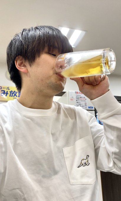 ここ2週間くらい結構病んでるので、月曜日とか関係なく胃袋をアルコールで満たします🍺 今日は瀕死ギリギリまで飲みますわ https://t.co/bPeqQtGwhh