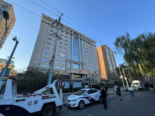 FranceTVChine's tweet photo. 10 ans après la mystérieuse disparition vol #MH370 #MalaysiaAirlines🇲🇾, des familles de disparus réunies à #Pékin #Chine🇨🇳. L'audience commence aujourd’hui au #tribunal #Chaoyang #Pékin et se poursuivra jusqu'à mi-décembre. #compensations https://t.co/AuxYaaOWcw