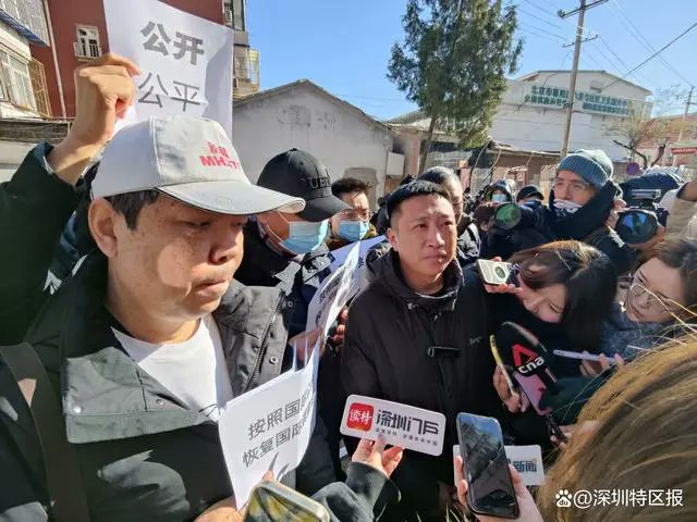 FranceTVChine's tweet photo. 10 ans après la mystérieuse disparition vol #MH370 #MalaysiaAirlines🇲🇾, des familles de disparus réunies à #Pékin #Chine🇨🇳. L'audience commence aujourd’hui au #tribunal #Chaoyang #Pékin et se poursuivra jusqu'à mi-décembre. #compensations https://t.co/AuxYaaOWcw