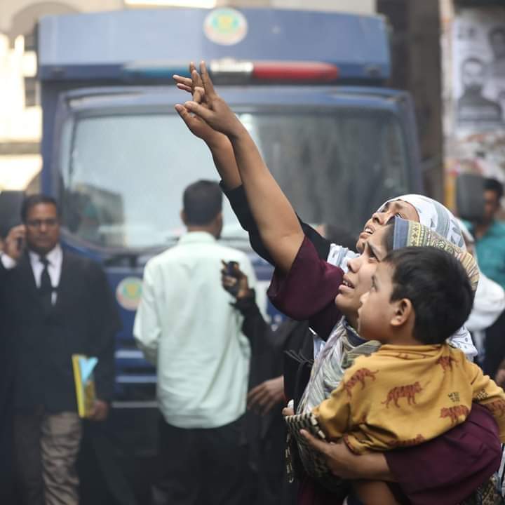 abu_afsan's tweet photo. In a stark contrast to the forced festivities regarding the farcical election &amp; nominations, children of pro-democratic activists are having to beg &amp; yearn for a little peek of their fathers' faces.

📸 Zibon Ahmed https://t.co/HwPurwinzV