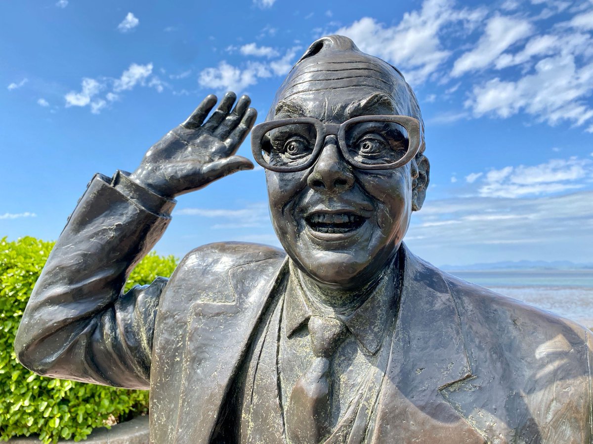 p2tog's tweet photo. Wishing all my fellow Lancastrians a very happy #LancashireDay. 🌹 @MorecambeProm @moreMorecambe @VisitMorecambe @VisitLancashire @MarketingLancs @LancashireDay https://t.co/byg6v3Rfdy