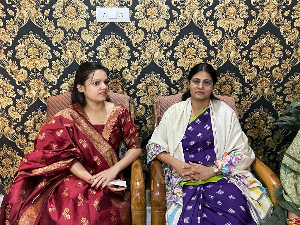 AnupriyaSPatel's tweet image. आज ब्रह्मपुरी कालोनी, जनपद-मीरजापुर निवासी श्री सुरेश दुबे (पूर्व ब्लॉक-प्रमुख,हलिया) की सुपुत्री के विवाह के उपलक्ष्य में उनके आवास, मीरजापुर पर उपस्थित होकर परिवार को अपनी शुभकामनाएं दी।