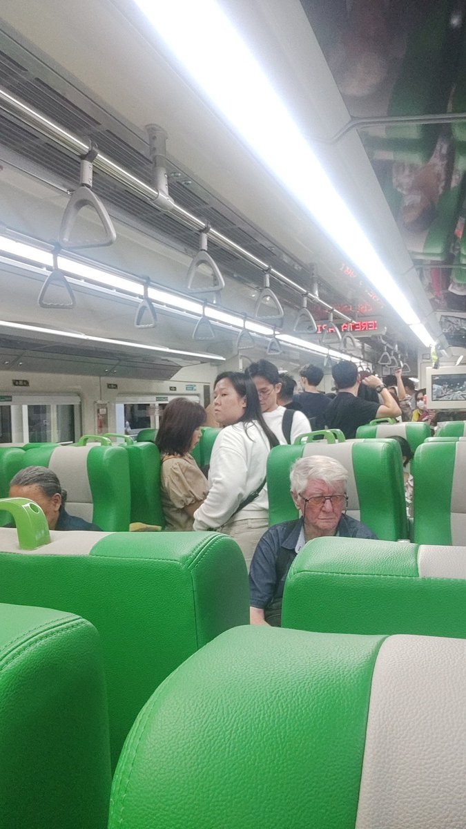 Feeder whoosh ternyata tidak bisa menampung penumpang seluruh nya..jadi yg ga kebagian ya berdiri sampai stasiun tunjuan,,mgkn harus d tambah rangkaian feeder nya <a href="/KAI121/">Kereta Api Indonesia</a>