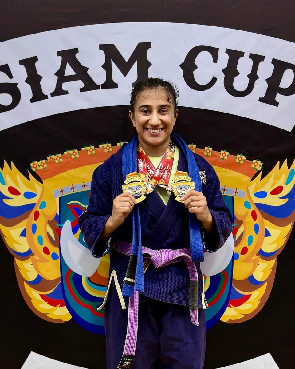 Pakistan's first female MMA fighter Anita Karim wins two gold medals at Siam Cup in her division and absolute division while also getting promoted to Purple Belt on the podium 🇵🇰✨ She is such an inspiration for female fighters in the country 🙌 #MMATwitter @karimanitamma