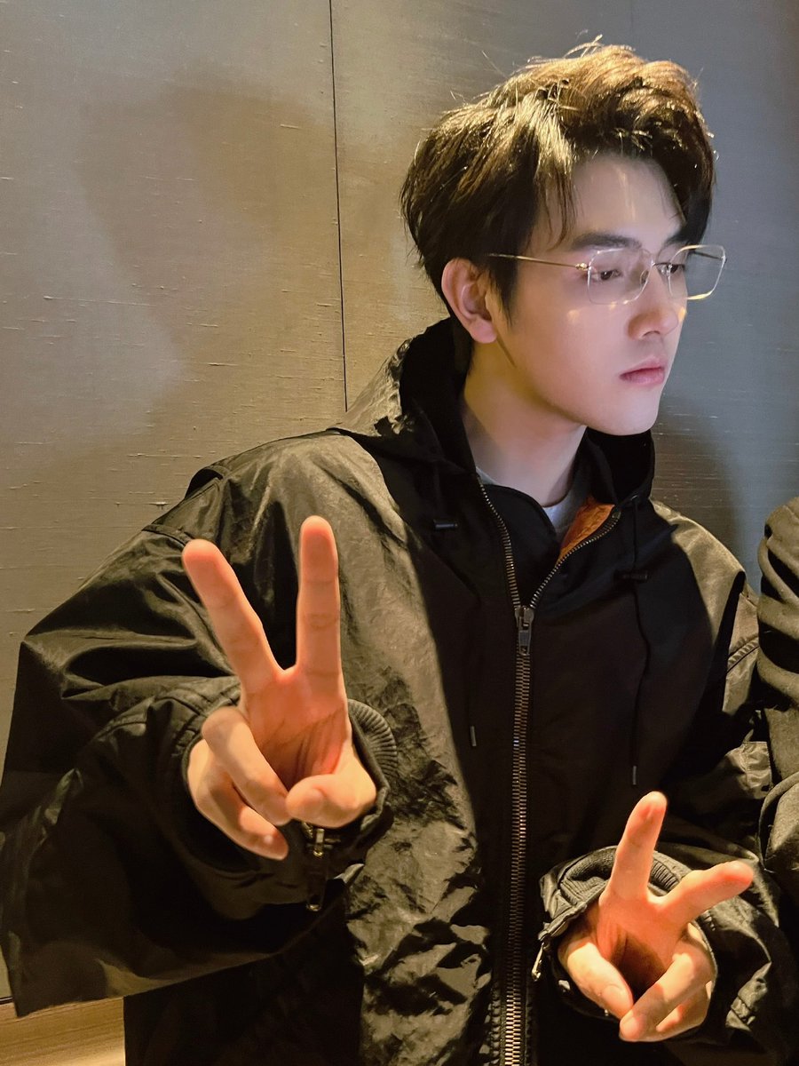 feifeiyuzhou's tweet photo. 이게 진비우다 https://t.co/v062ZqcXN2